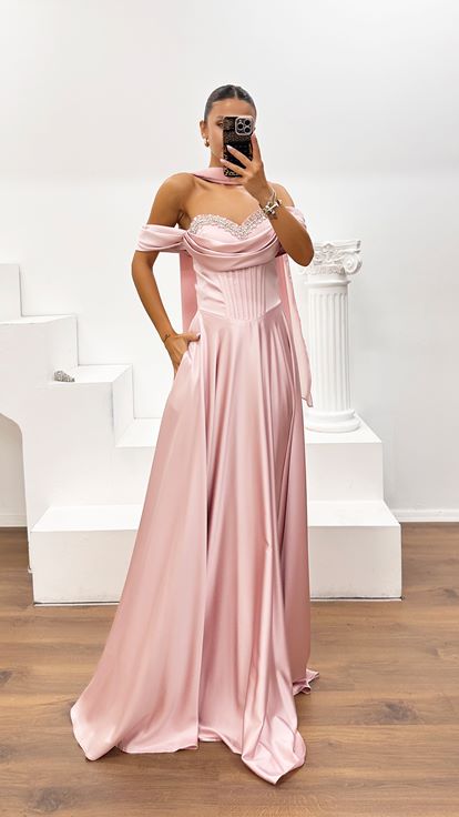 Puderrosa Schulterfreies Abendkleid aus Kreppsatin mit Steinverzierung