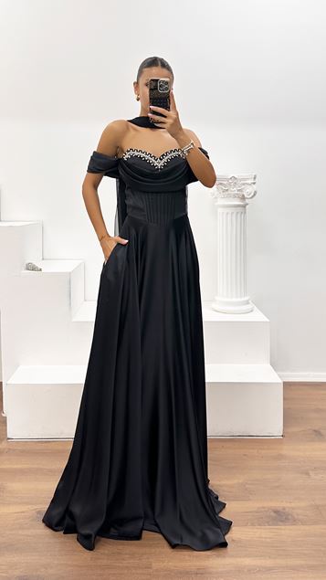 Schwarzes Abendkleid aus Kreppsatin mit Steinen und Korsett-Detail