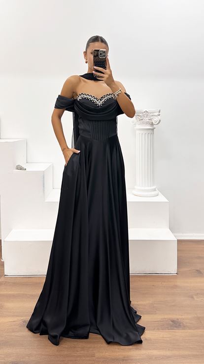 Schwarzes Abendkleid aus Kreppsatin mit Steinen und Korsett-Detail