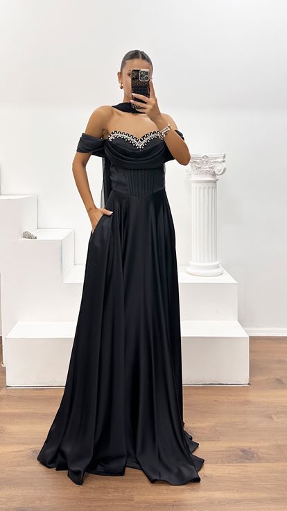Schwarzes Abendkleid aus Kreppsatin mit Steinen und Korsett-Detail