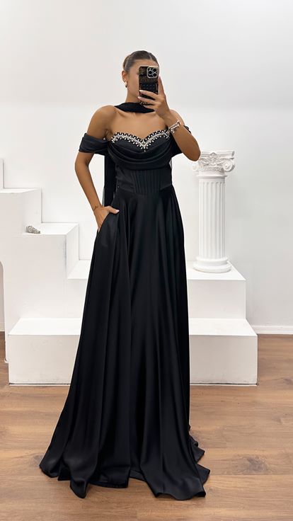 Schwarzes Abendkleid aus Kreppsatin mit Steinen und Korsett-Detail