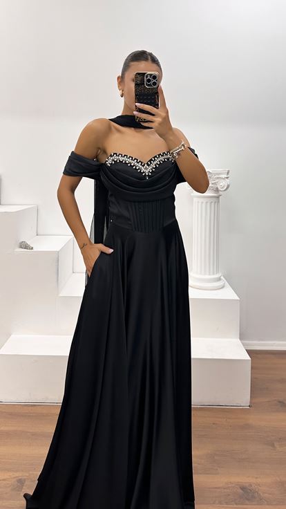 Schwarzes Abendkleid aus Kreppsatin mit Steinen und Korsett-Detail