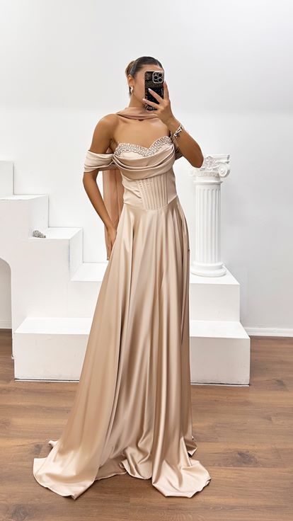 Goldfarbenes Abendkleid aus Crêpe-Satin mit Steinverzierung