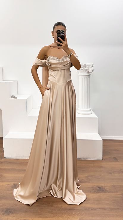 Goldfarbenes Abendkleid aus Crêpe-Satin mit Steinverzierung