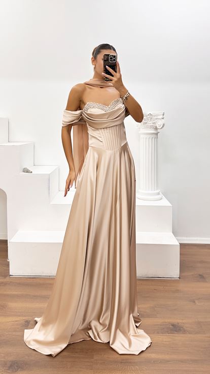 Goldfarbenes Abendkleid aus Crêpe-Satin mit Steinverzierung