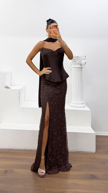 Braunes Trägerloses Abendkleid mit Peplum und Schlitz