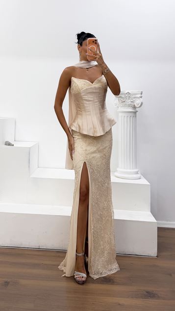 Goldfarbenes Trägerloses Abendkleid mit Schößchen und Schlitz