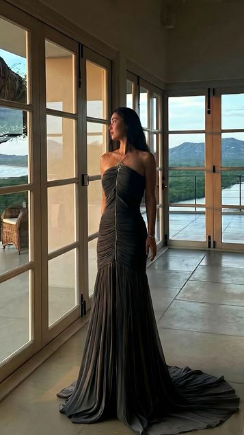 Trägerloses Abendkleid aus Dior-Organza mit Drapierung in Anthrazit