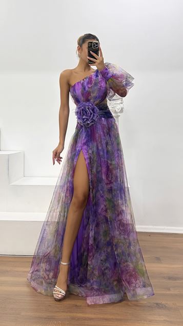 Robe de soirée en tulle à plumes et détail rose à manches simples et taille lilas