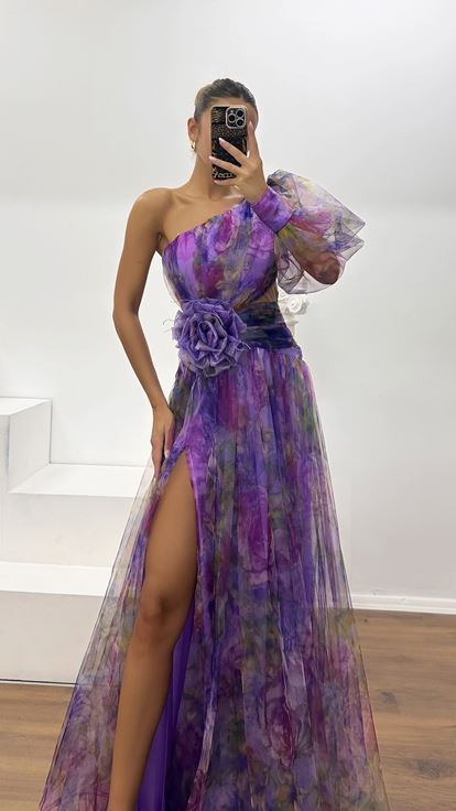Robe de soirée en tulle à plumes et détail rose à manches simples et taille lilas