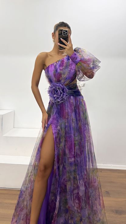 Robe de soirée en tulle à plumes et détail rose à manches simples et taille lilas