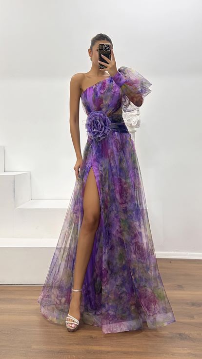 Robe de soirée en tulle à plumes et détail rose à manches simples et taille lilas