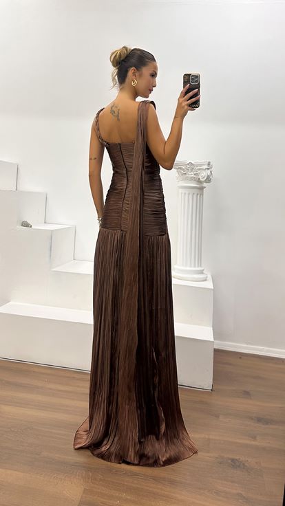 Vestido de Noche Plisado con Detalles de Punto en Marrón