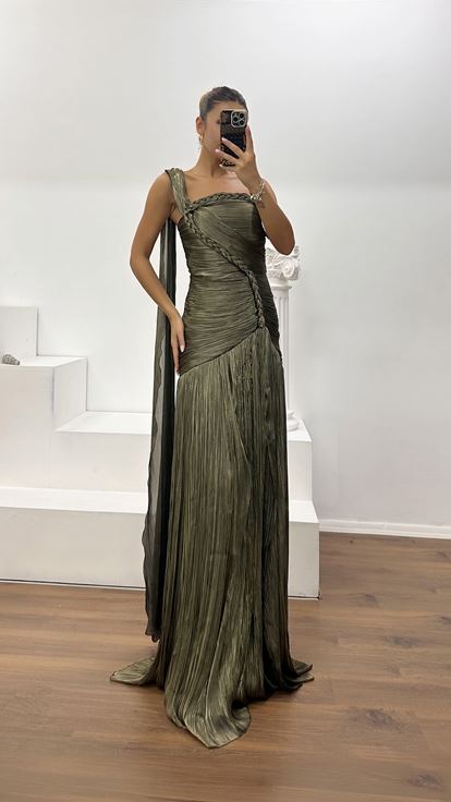Vestido de Noche Plisado con Detalles de Punto en Caqui