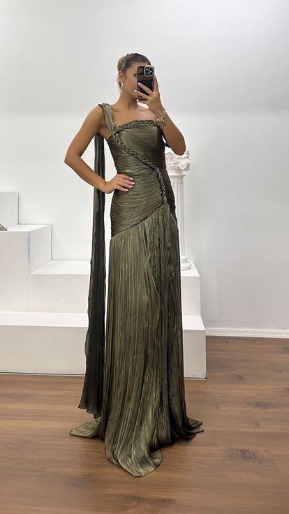 Vestido de Noche Plisado con Detalles de Punto en Caqui