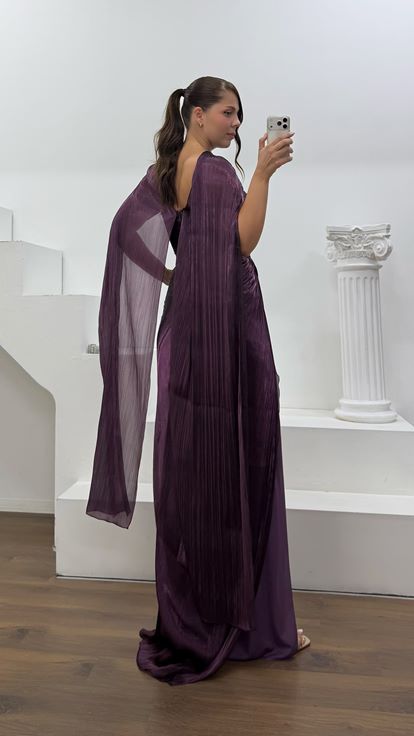 Vestido de noche plisado sin tirantes color ciruela  talla grande