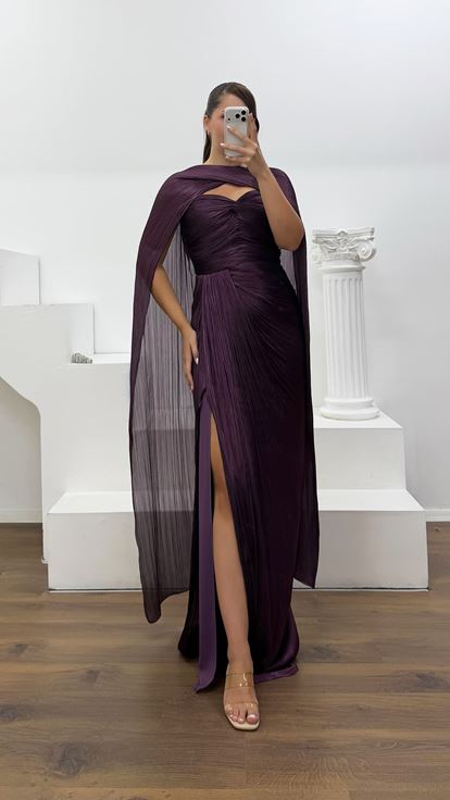 Vestido de noche plisado sin tirantes color ciruela  talla grande