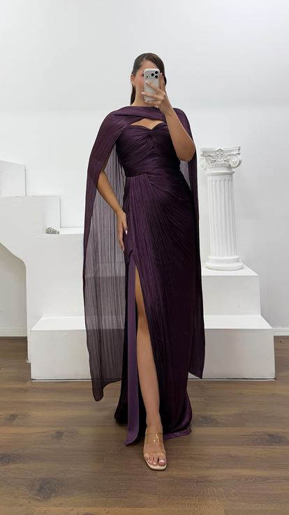 Vestido de noche plisado sin tirantes color ciruela  talla grande