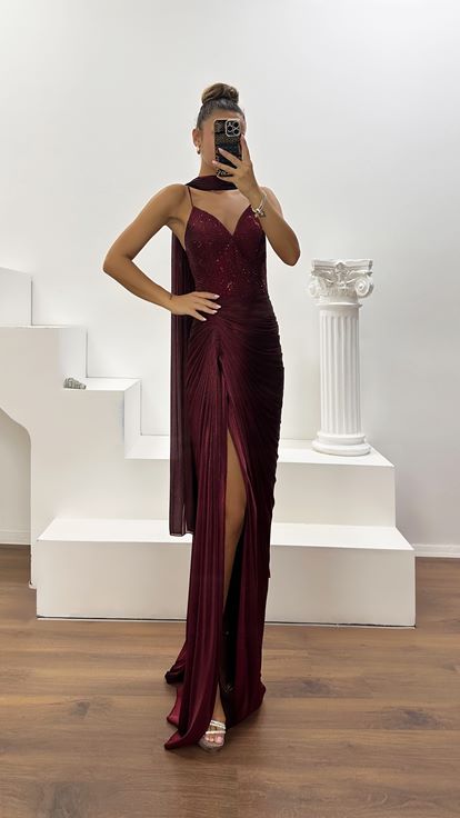 Vestido de Noche de Satén Burdeos con Tirantes, Drapeado y Detalles de Piedras