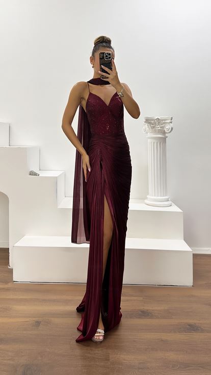 Vestido de Noche de Satén Burdeos con Tirantes, Drapeado y Detalles de Piedras