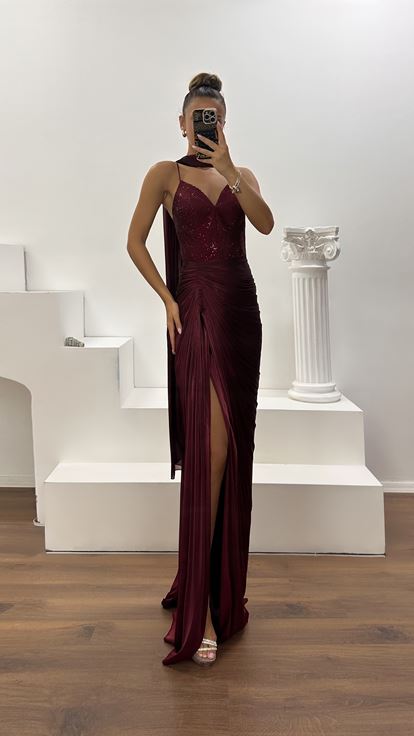 Vestido de Noche de Satén Burdeos con Tirantes, Drapeado y Detalles de Piedras