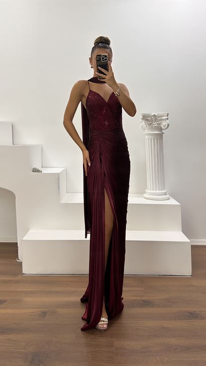 Vestido de Noche de Satén Burdeos con Tirantes, Drapeado y Detalles de Piedras