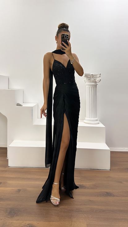 Vestido de Noche de Satén Negro con Tirantes, Drapeado y Detalles de Piedras