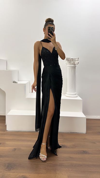 Vestido de Noche de Satén Negro con Tirantes, Drapeado y Detalles de Piedras