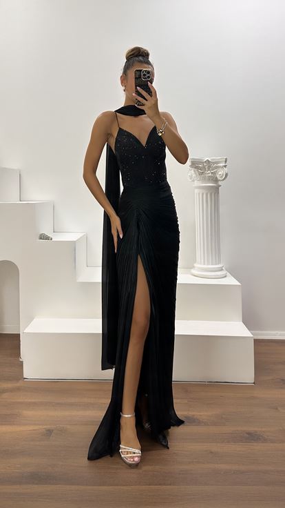 Vestido de Noche de Satén Negro con Tirantes, Drapeado y Detalles de Piedras