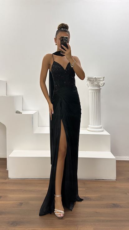Vestido de Noche de Satén Negro con Tirantes, Drapeado y Detalles de Piedras