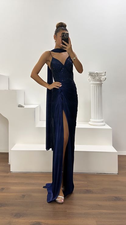 Vestido de Noche de Satén Azul Marino con Tirantes, Drapeado y Detalles de Piedras