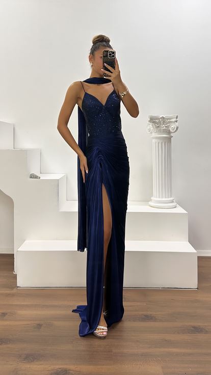 Vestido de Noche de Satén Azul Marino con Tirantes, Drapeado y Detalles de Piedras