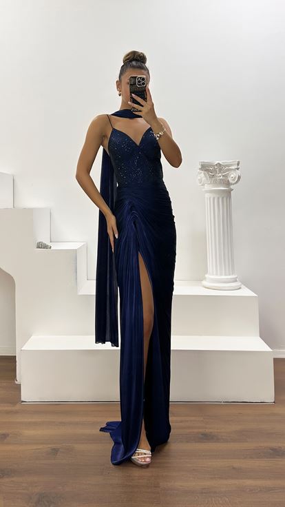 Vestido de Noche de Satén Azul Marino con Tirantes, Drapeado y Detalles de Piedras