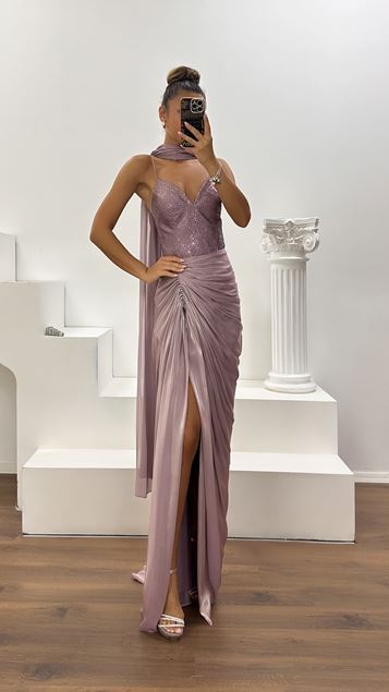 Vestido de Noche de Satén Lila con Tirantes, Drapeado y Detalles de Piedras