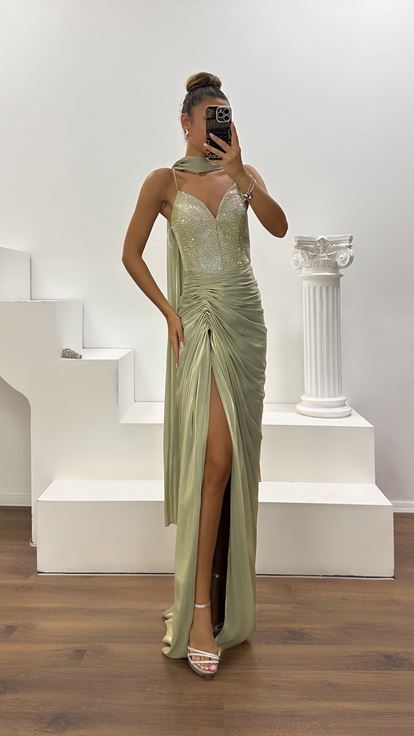 Vestido de Noche de Satén Menta con Tirantes, Drapeado y Detalles de Piedras