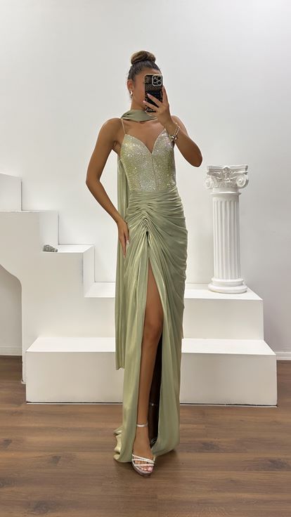 Vestido de Noche de Satén Menta con Tirantes, Drapeado y Detalles de Piedras