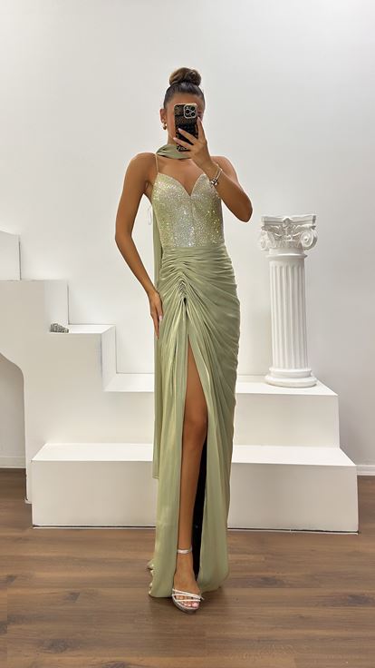 Vestido de Noche de Satén Menta con Tirantes, Drapeado y Detalles de Piedras
