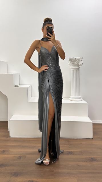 Vestido de Noche de Satén Gris con Tirantes, Drapeado y Detalles de Piedras
