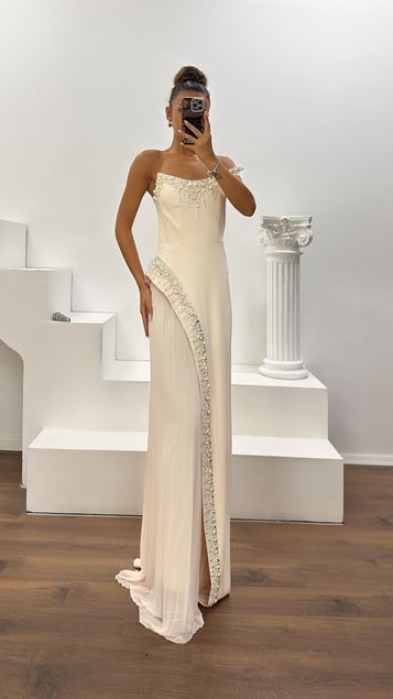 Vestido de Noche de Satén con Corte Asimétrico Beige