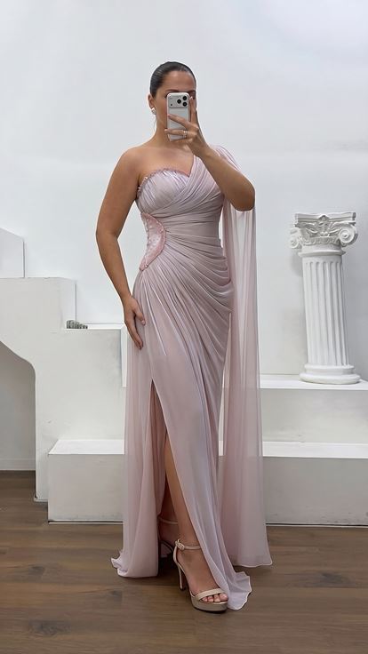Puderrosa One-Shoulder Satin-Abendkleid mit Drapierung
