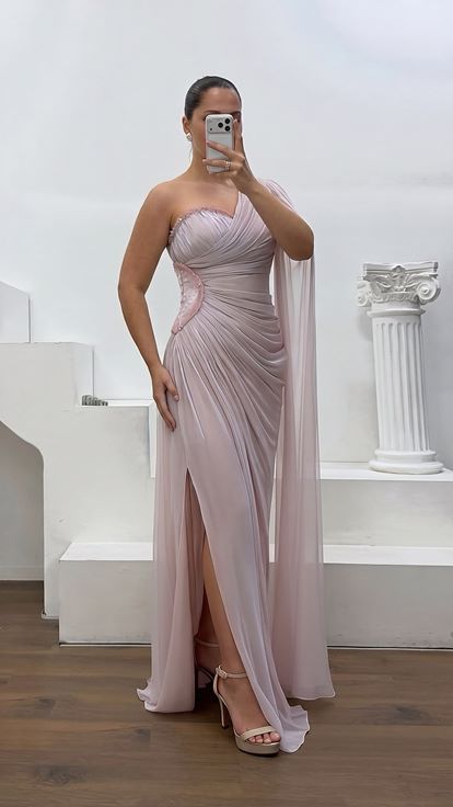 Puderrosa One-Shoulder Satin-Abendkleid mit Drapierung