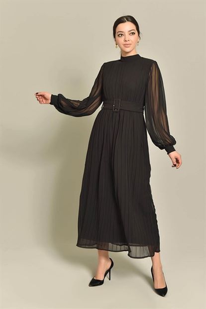 Long chiffon dress with a black battery