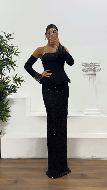 Schwarzes trägerloses Abendkleid mit bestickten Handschuhen