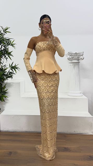 Vestido de noche con guante bordado sin tirantes dorado