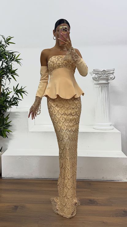 Abito da sera con guanto ricamato senza spalline in oro