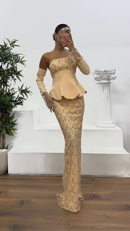 Abito da sera con guanto ricamato senza spalline in oro