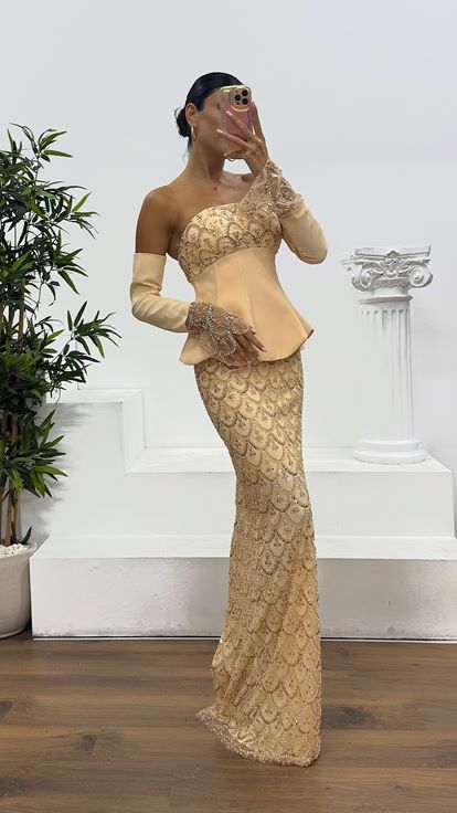 Abito da sera con guanto ricamato senza spalline in oro