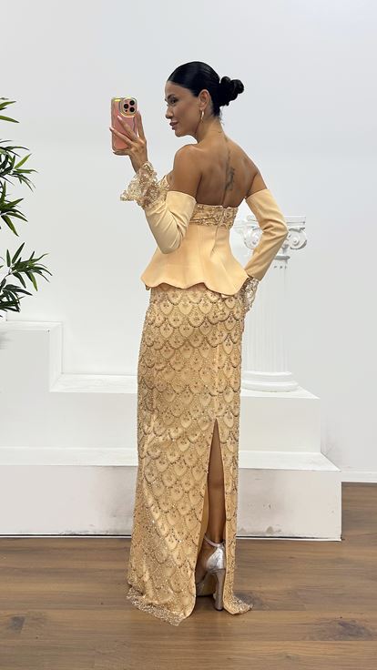 Abito da sera con guanto ricamato senza spalline in oro