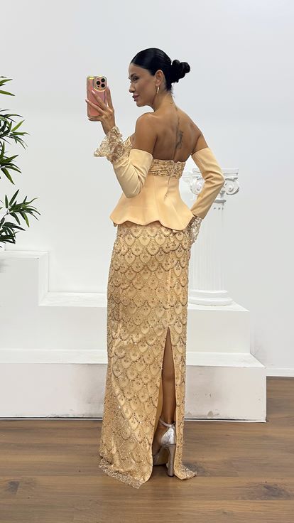 Abito da sera con guanto ricamato senza spalline in oro