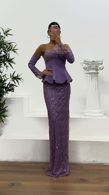 Vestido de noche bordado sin tirantes color lila con guantes